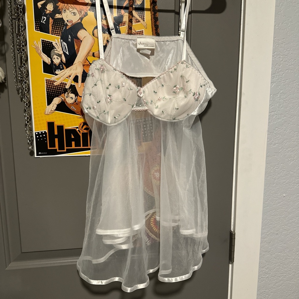 Intimo White Chemise Elegant Sleepwear